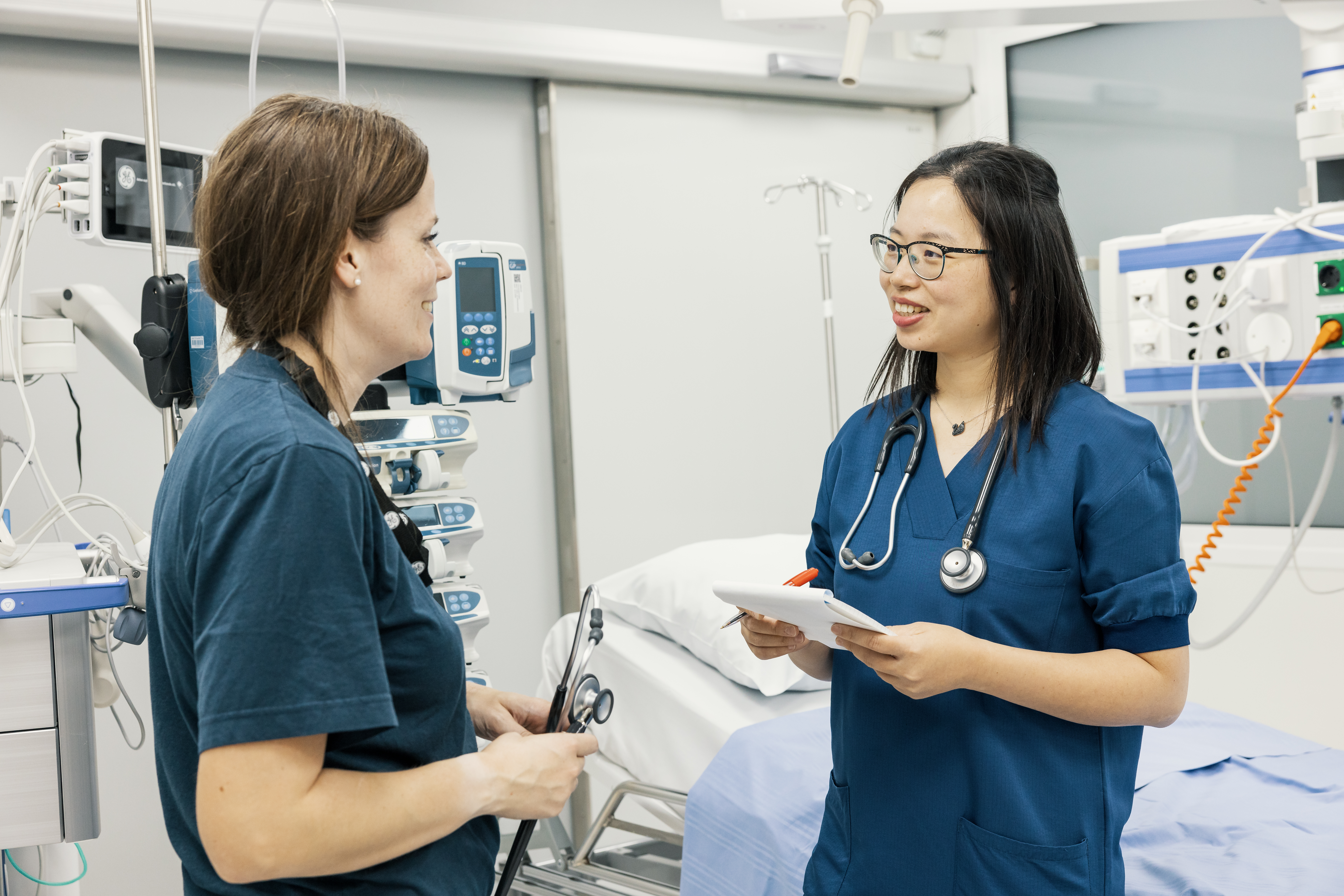 Två vårdare pratar.