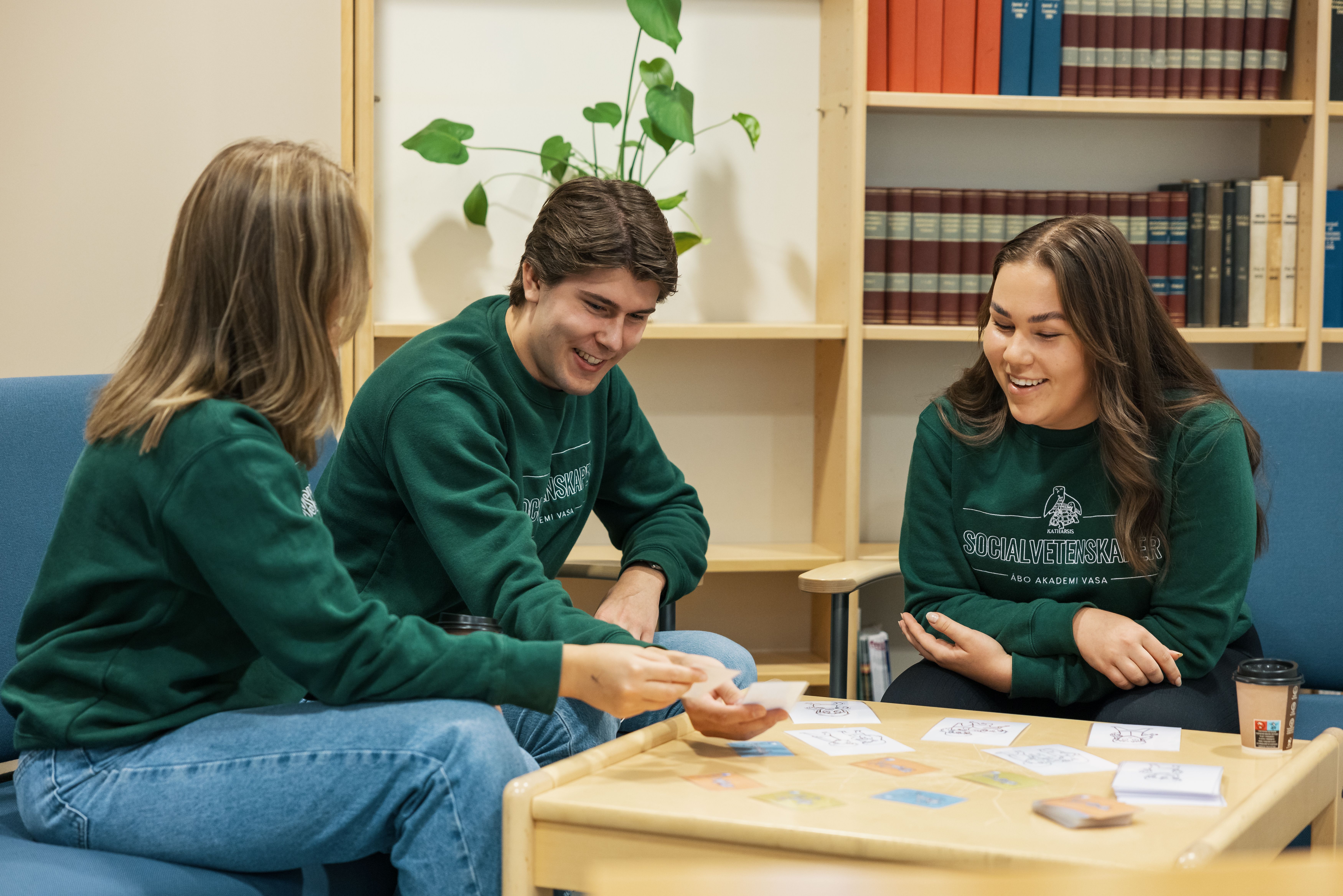 Studerandegrupp sitter och jobbar.