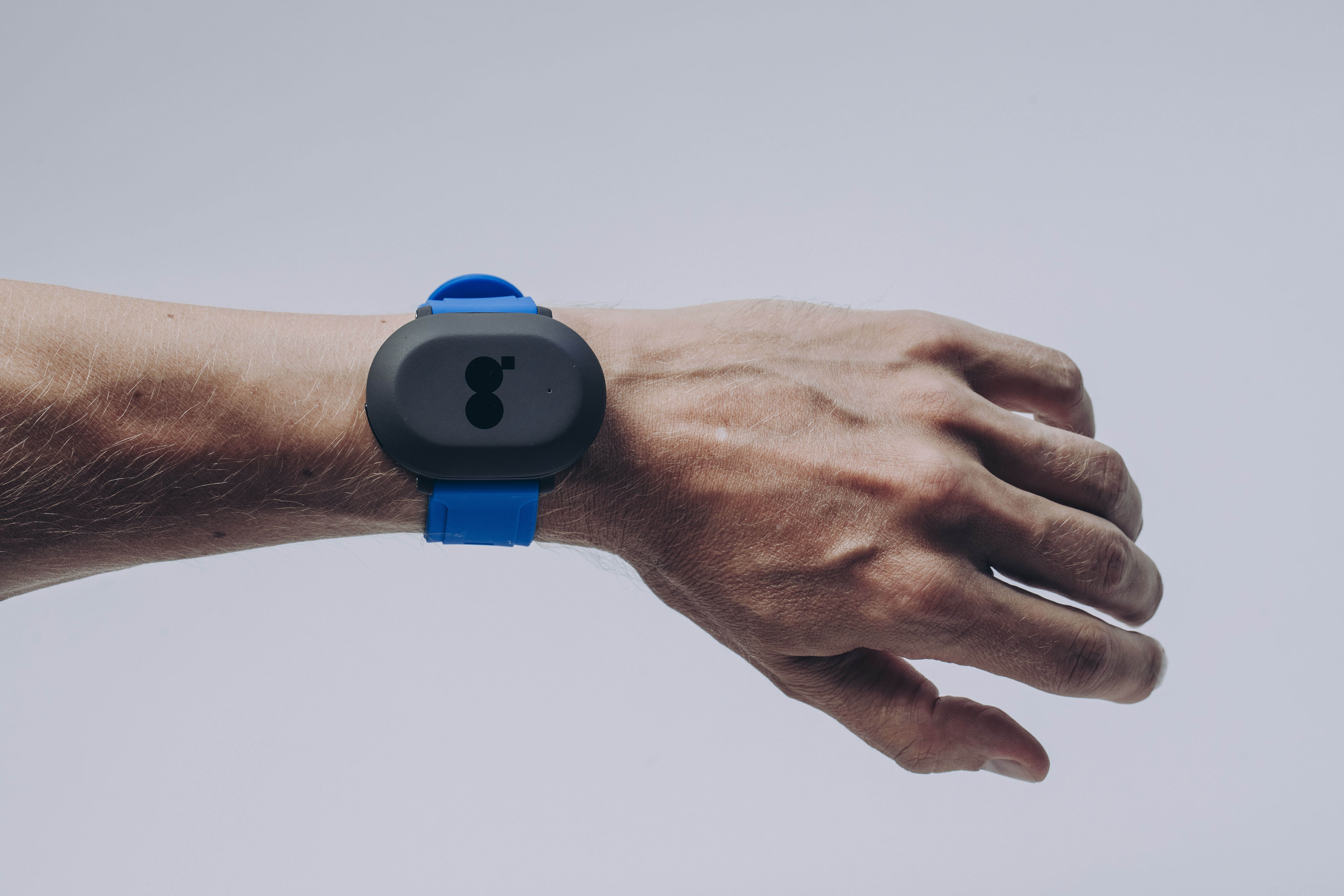 bild på en hand med en blåsvart sensor som ser ut som ett armbandsur