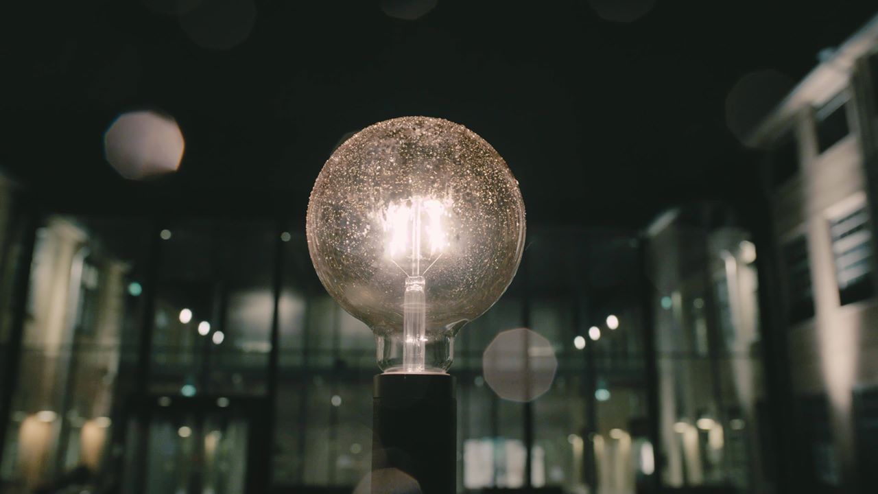 en lampa lyser upp i mörkret