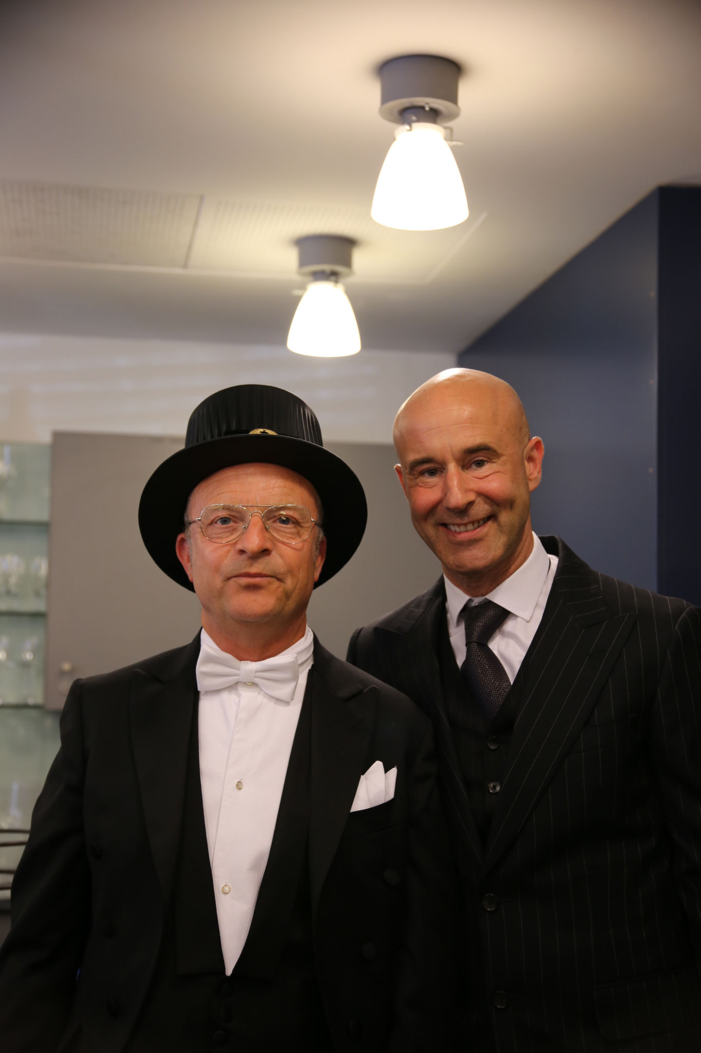 Åbo Akademi promotion, hedersdoktor Jonas Gardell med man Mark Levengood.