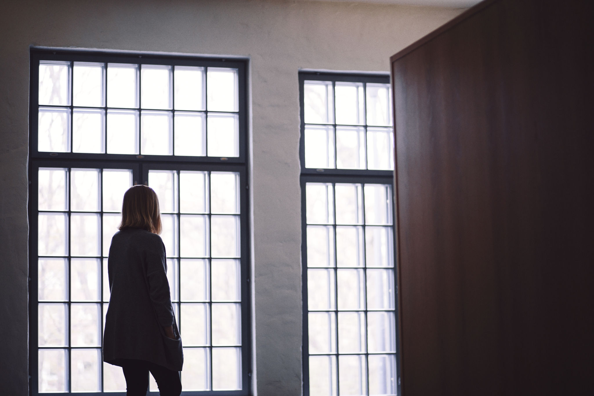 Människa framför fönster.