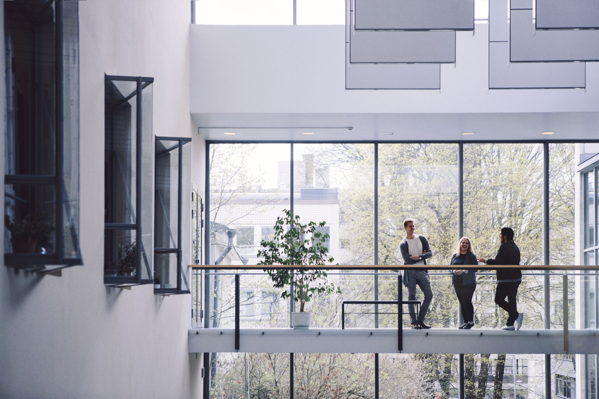 Tre personer står och hänger.