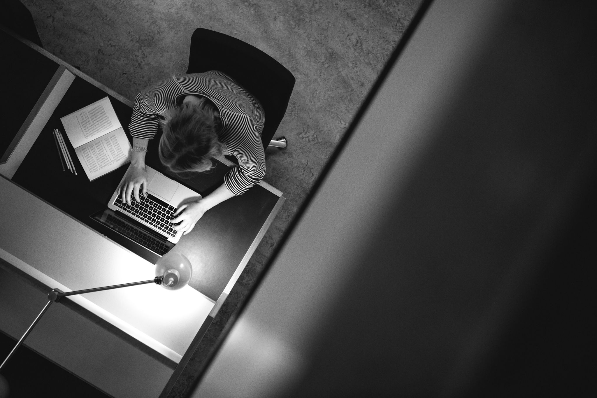 Studerande vid dator.