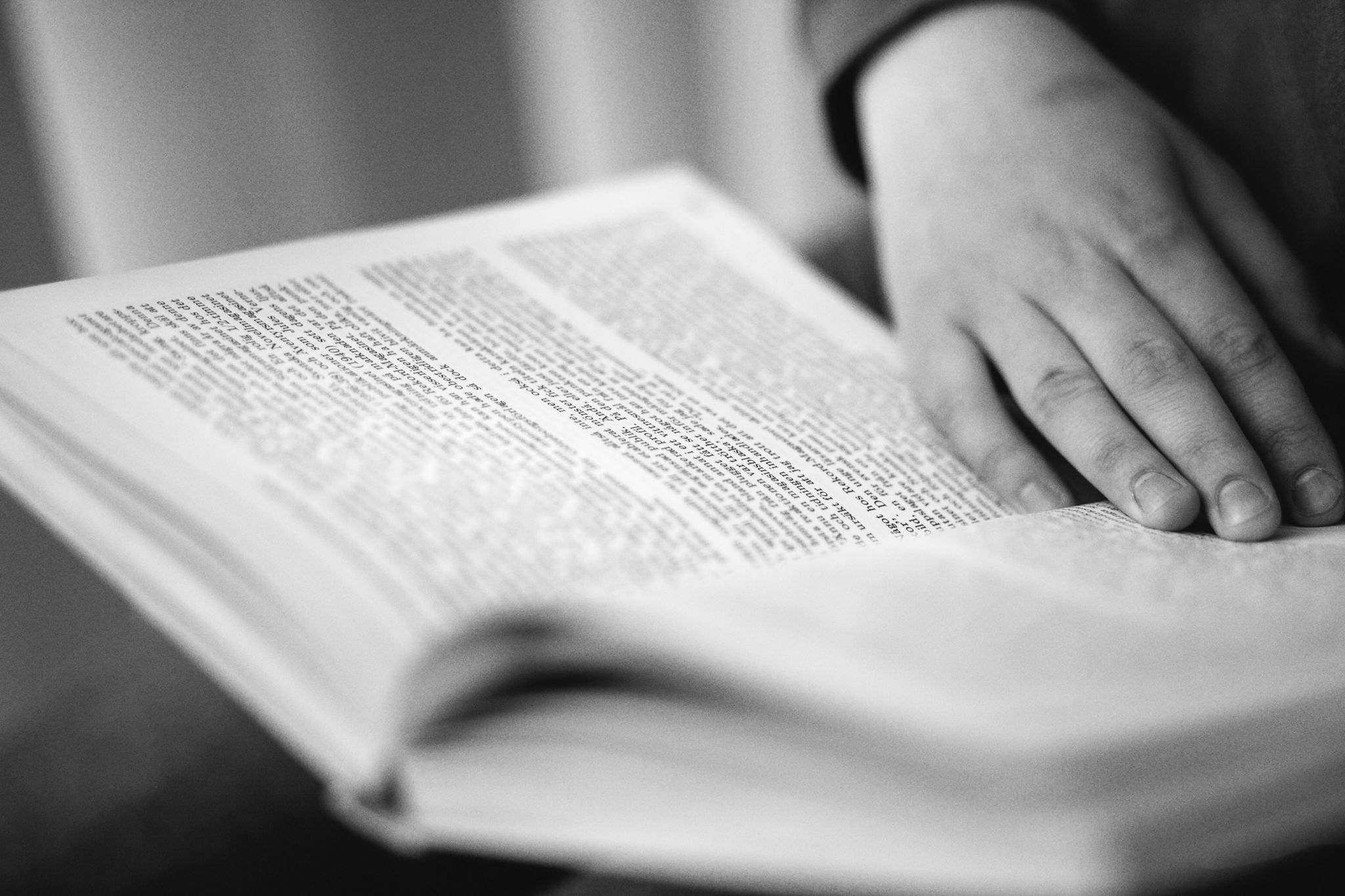 En hand som håller i en bok.