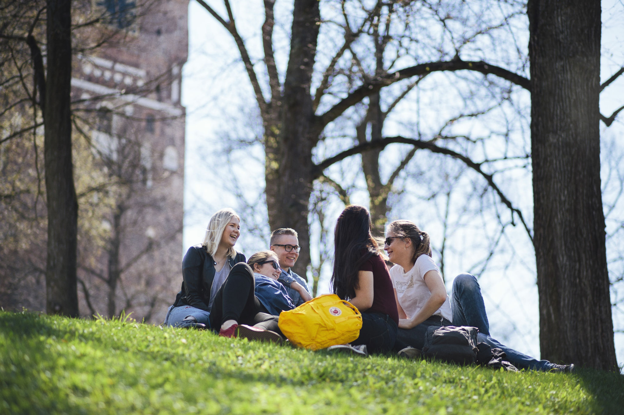 Studerande i domkyrkoparken på sommaren.