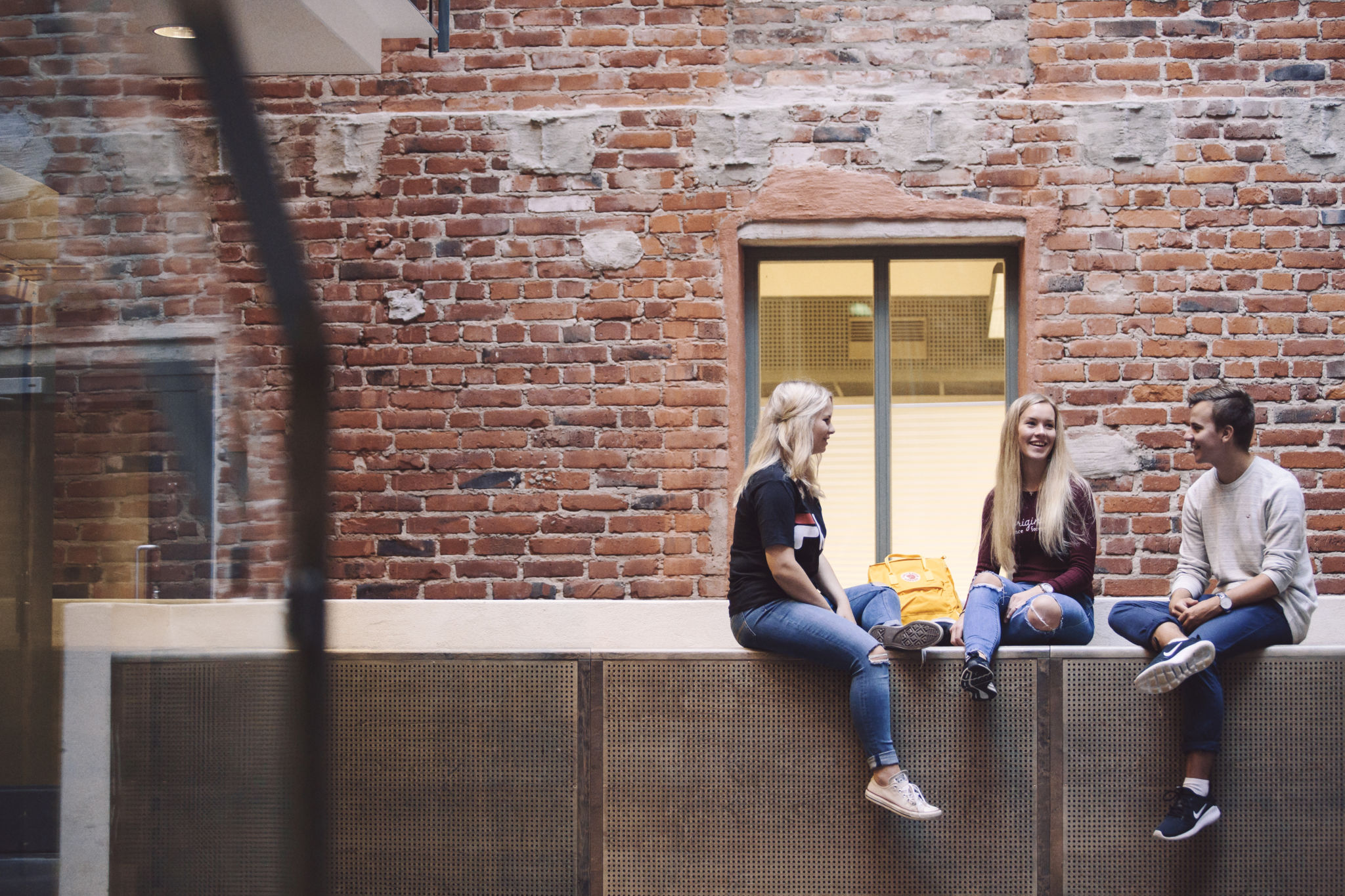 Studerande som sitter i Academill.