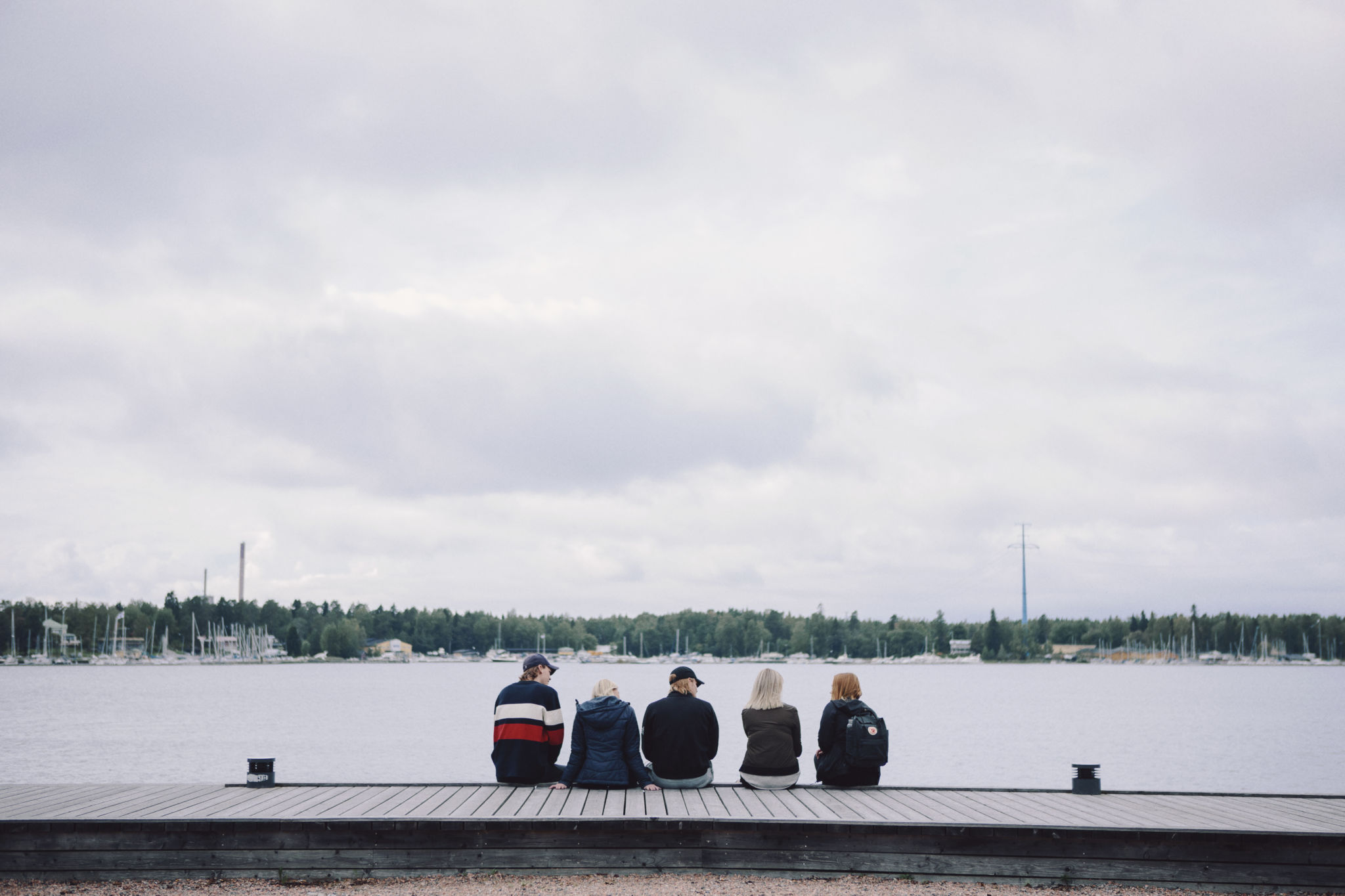 Studerande sitter på kaijen.