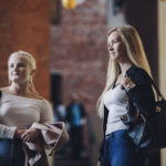 Två studerande i foajén i Academill.