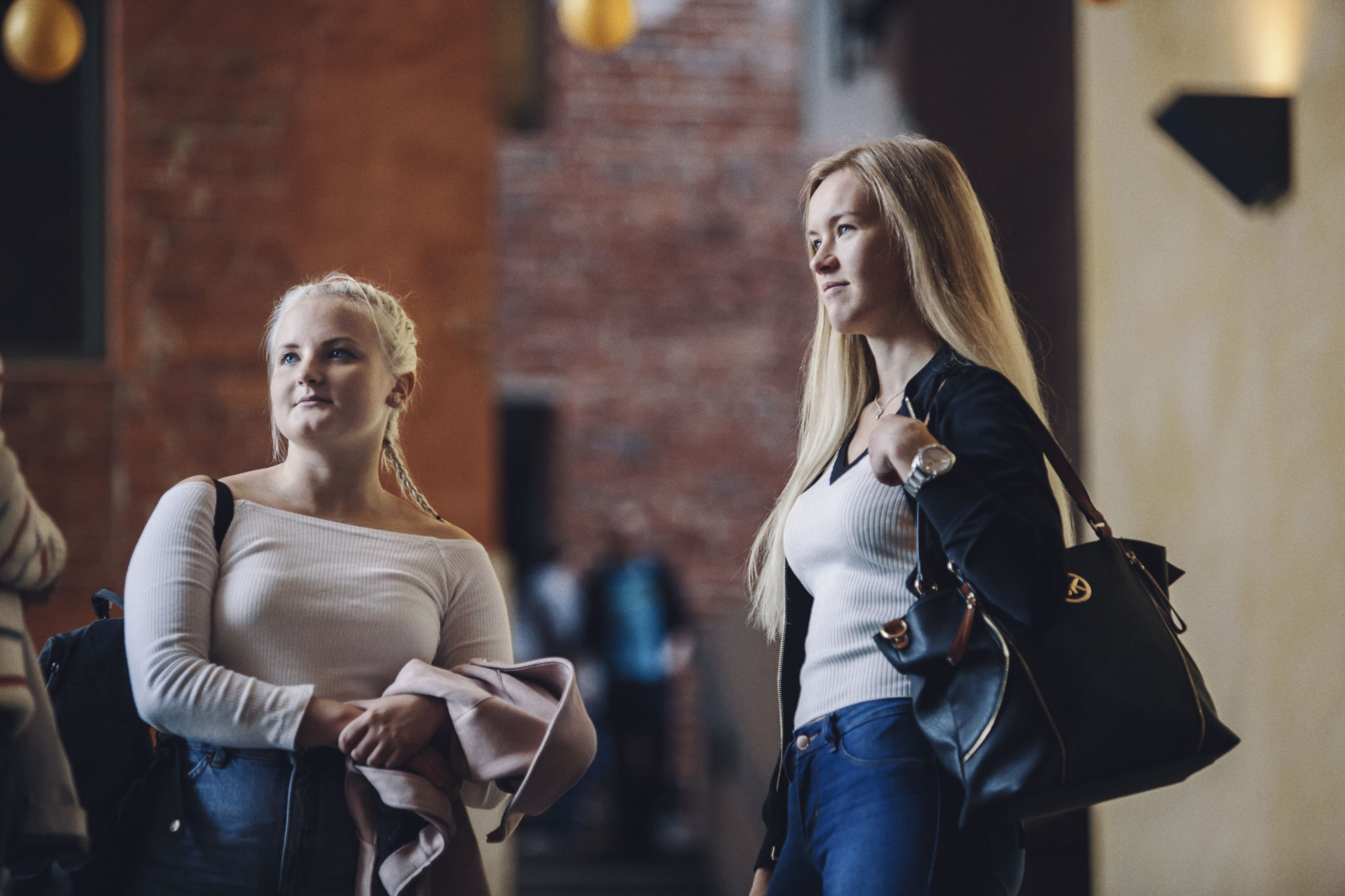 Två studerande i foajén i Academill.