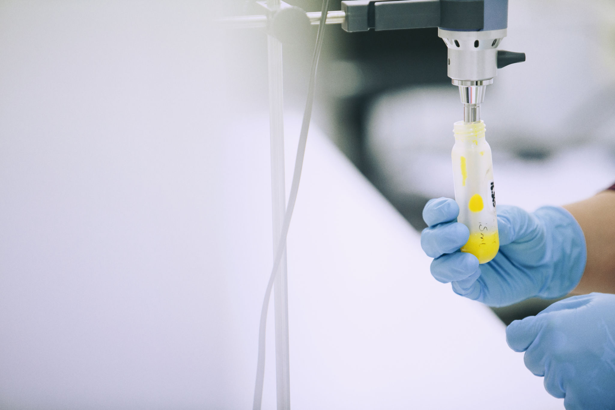 Provrör under en maskin.