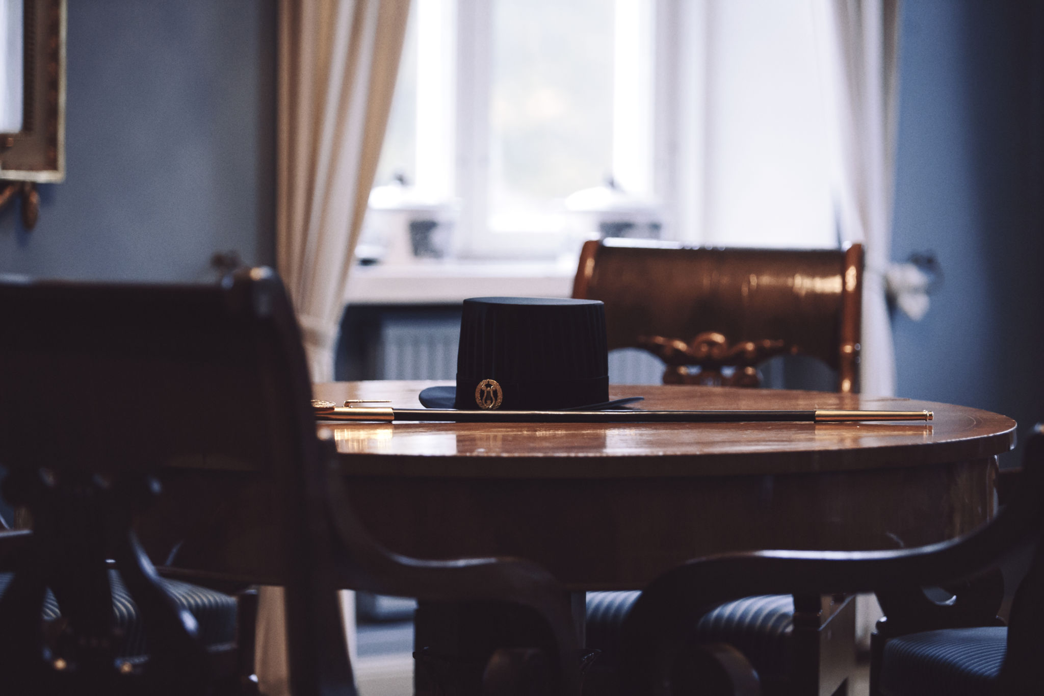 Doktorshatt och värja.