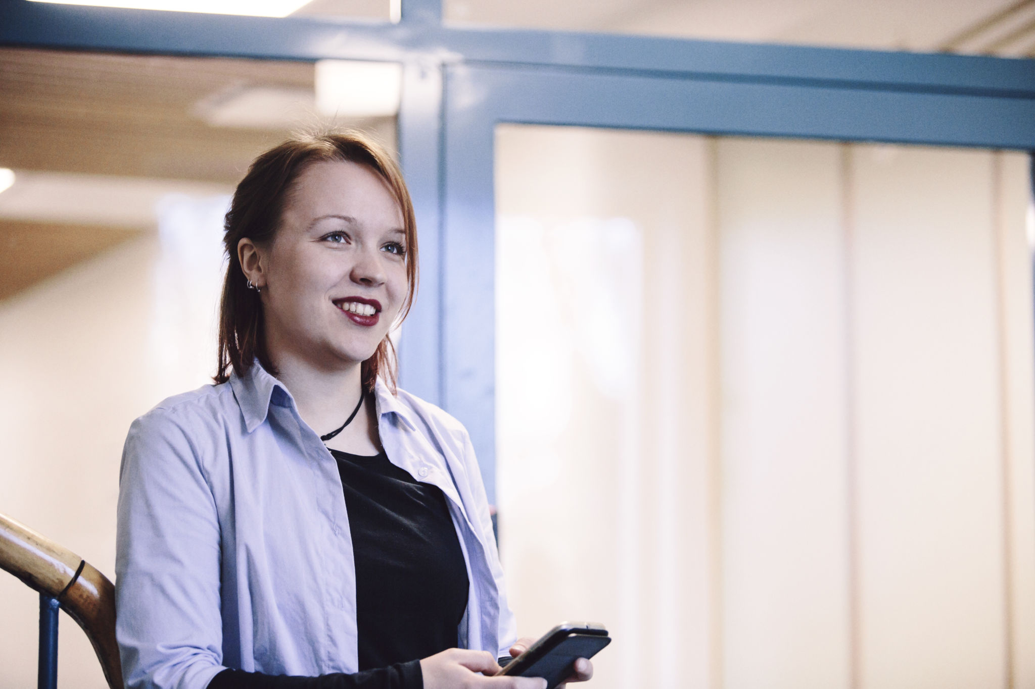 Kvinna med mobiltelefon.