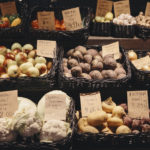 Grönsaker vid ett försäljningsstånd.