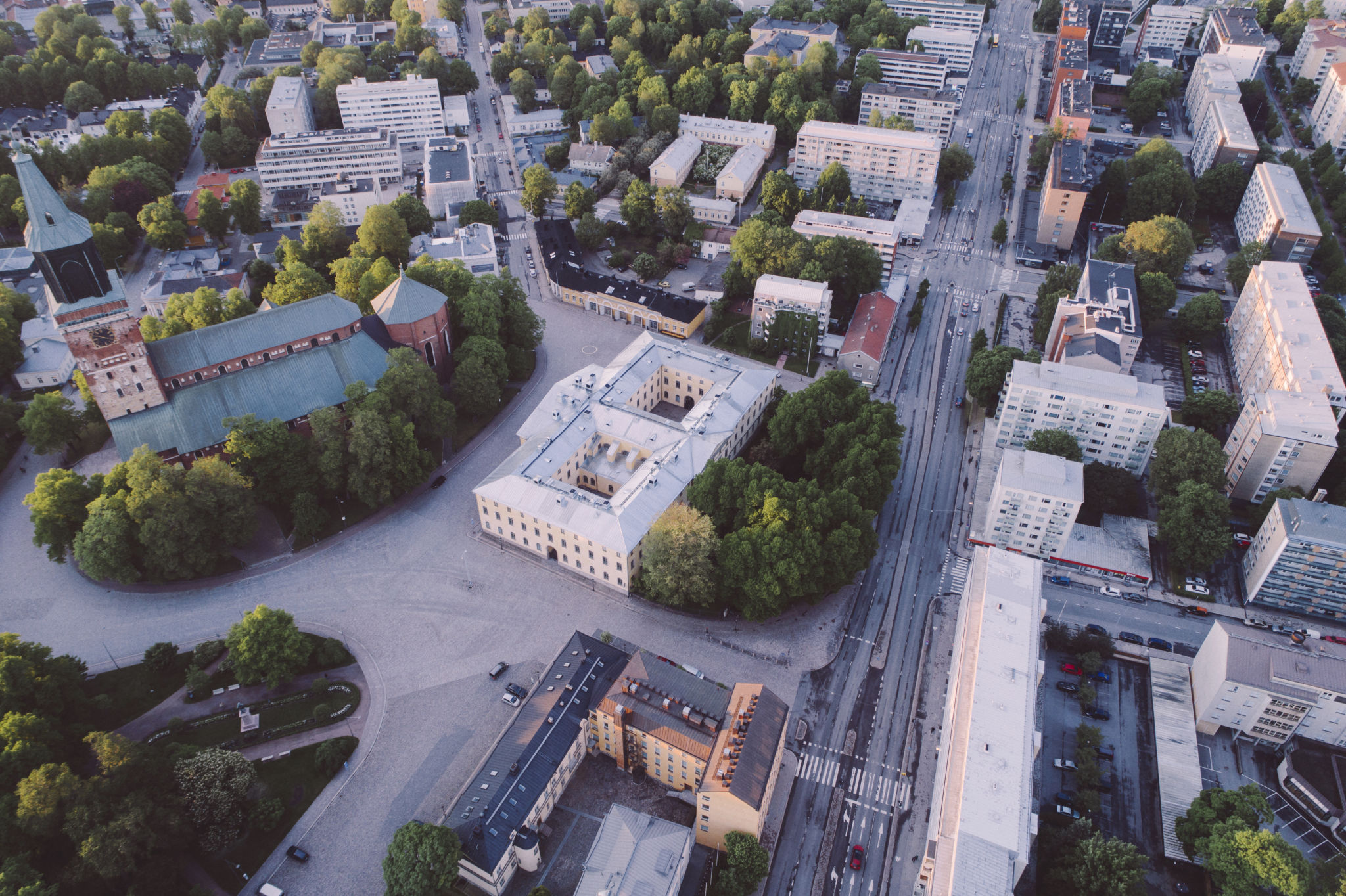 Flygbild över domkyrkan och Åbo Akademis campus.