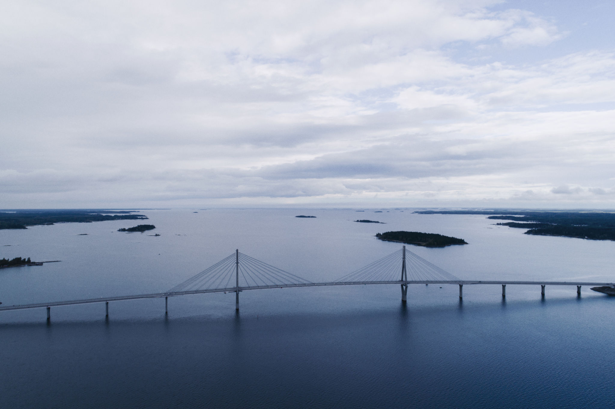 En bro och öppet hav