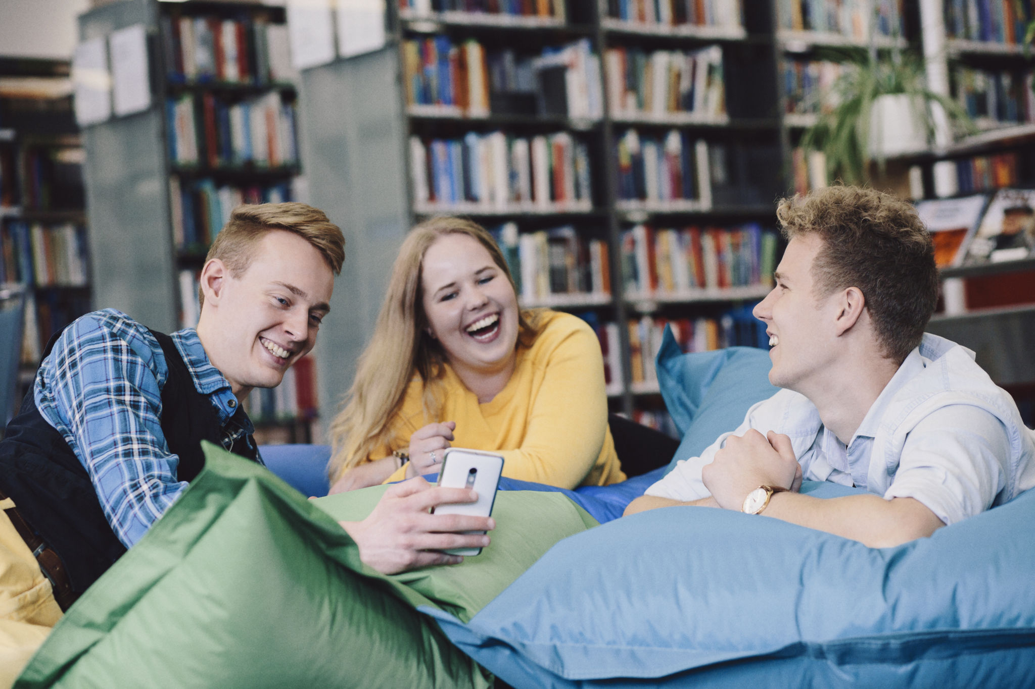 Studerande i Axelias bibliotek.