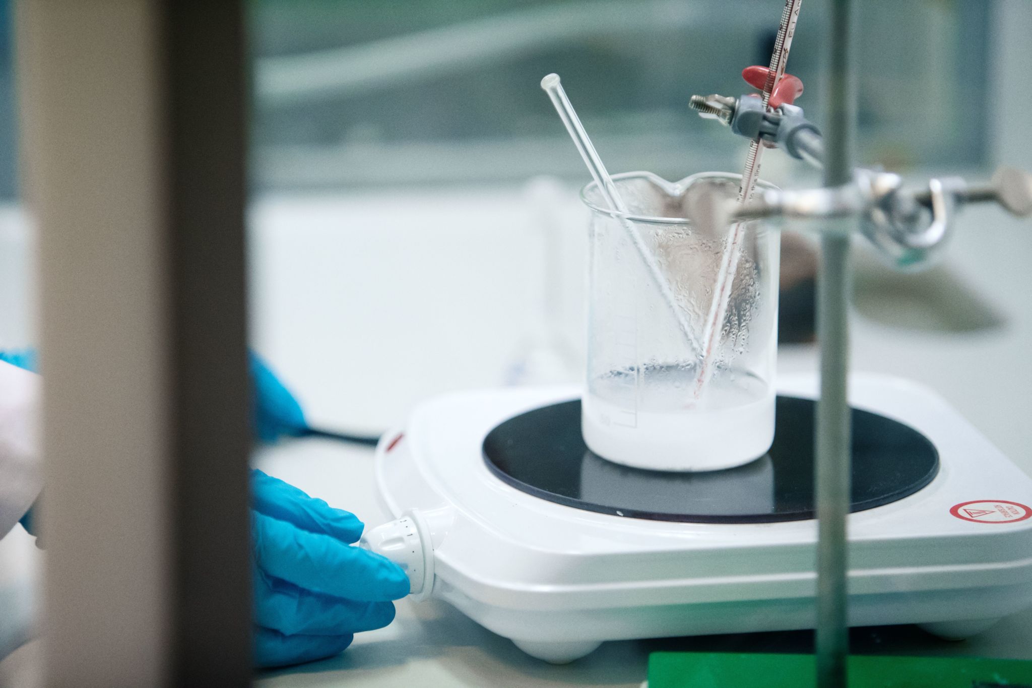 Dekanterglas på kokplatta.