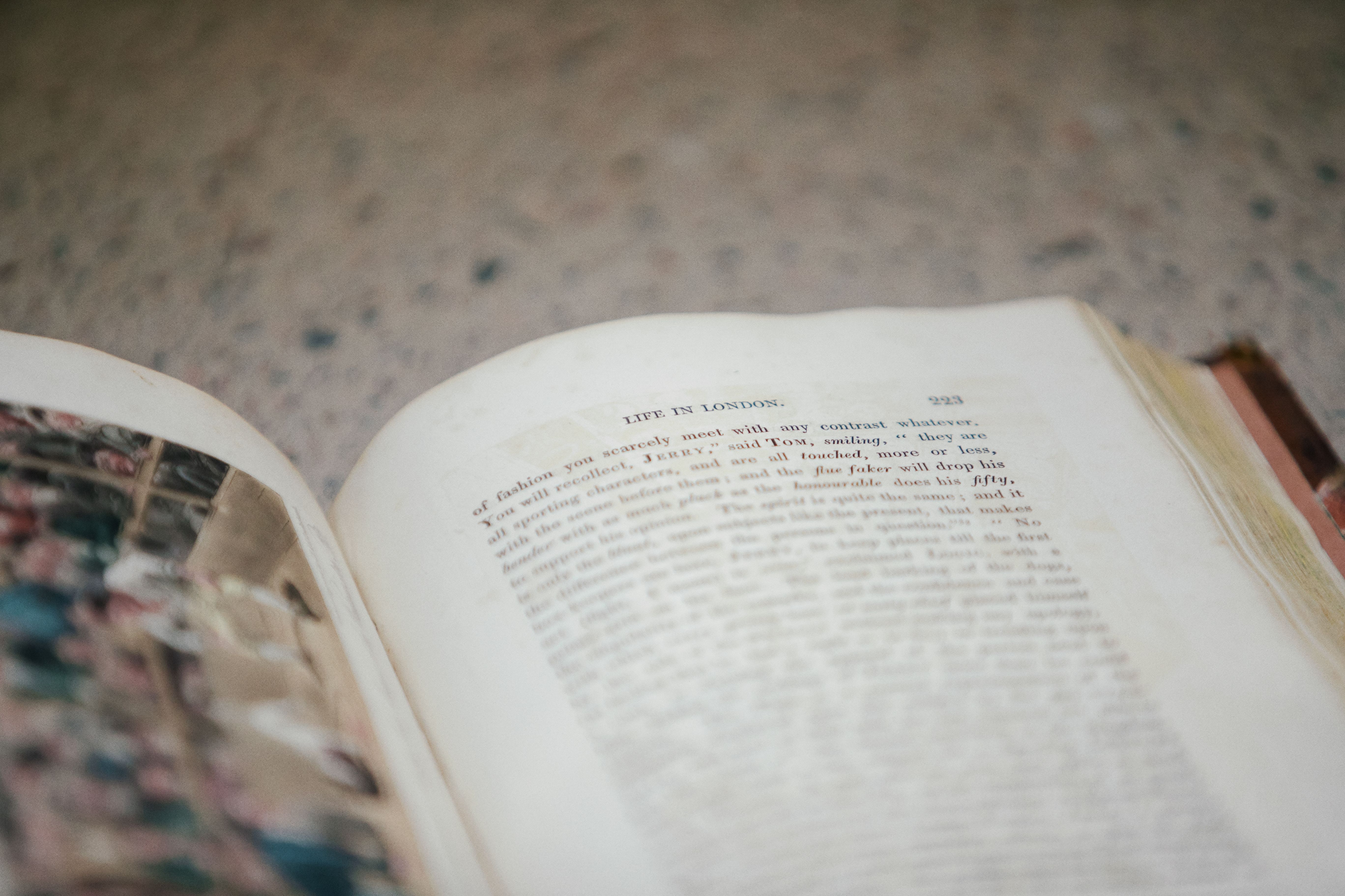 En uppslagen gammal engelskspråkig bok.