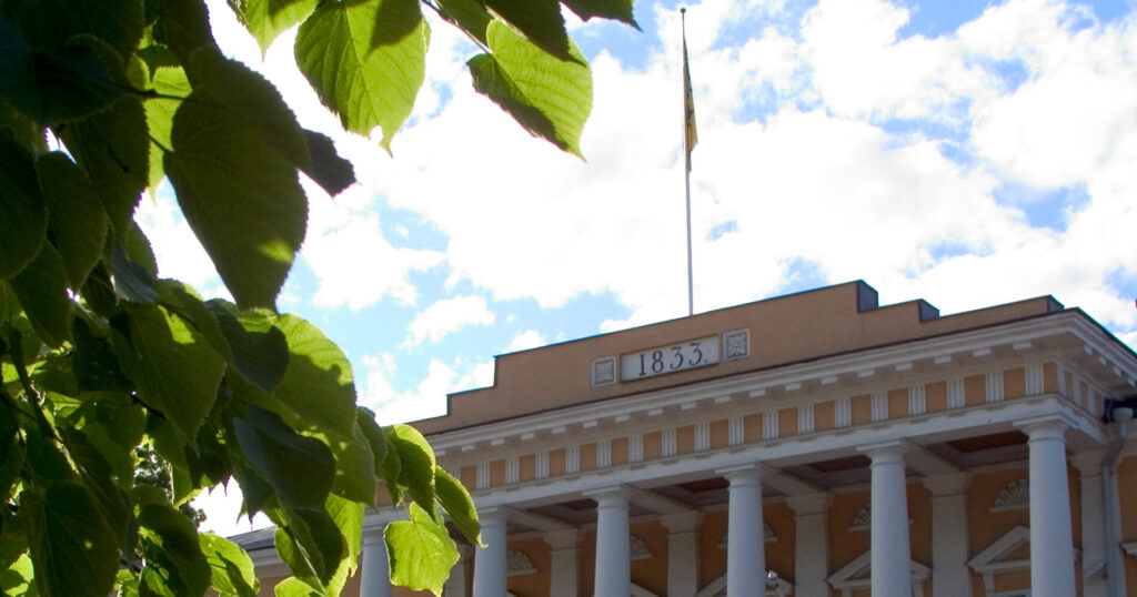 Åbo Akademis huvudbyggnad, pelarraden och flaggan