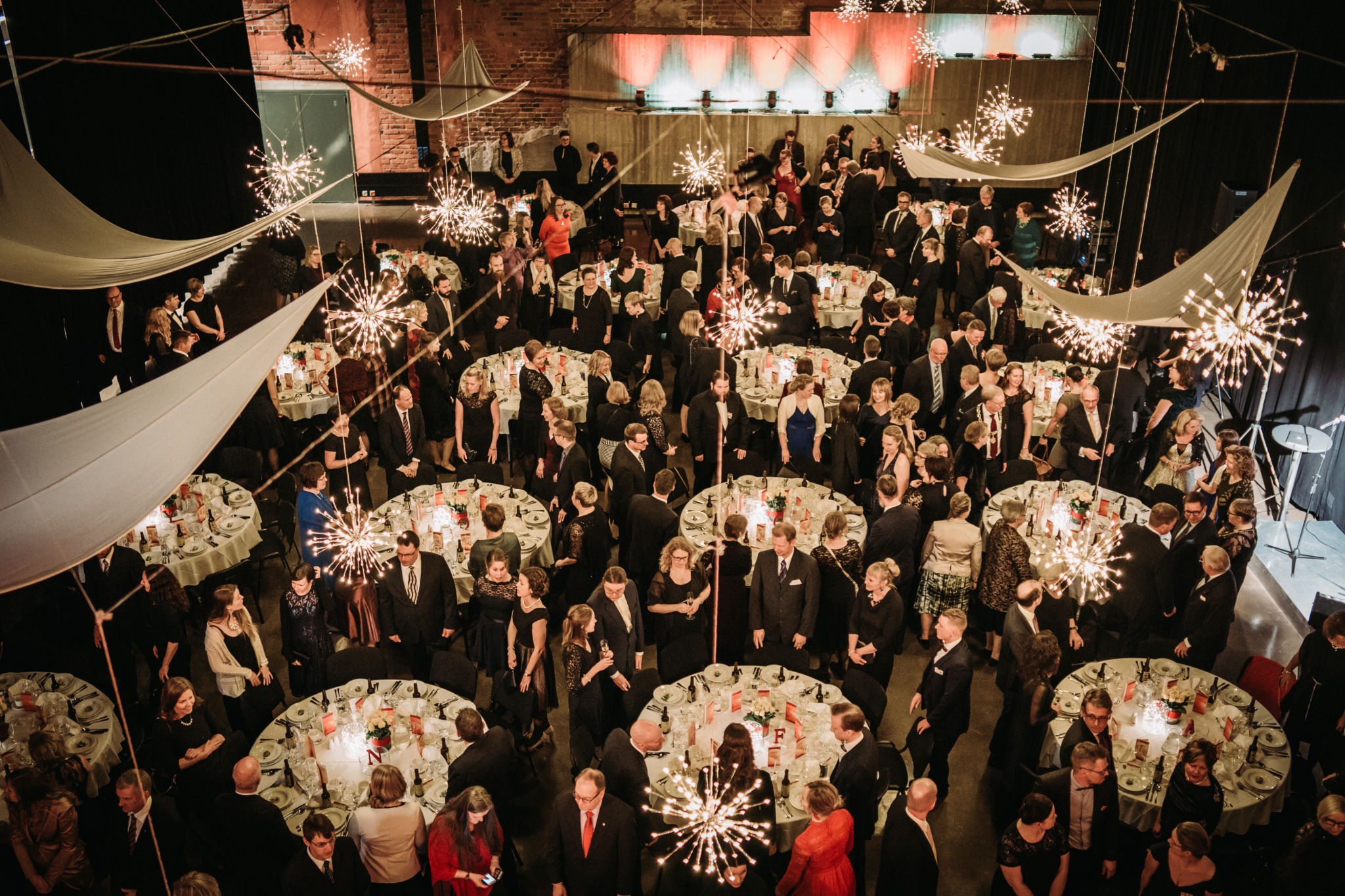 En sal i feststämning.