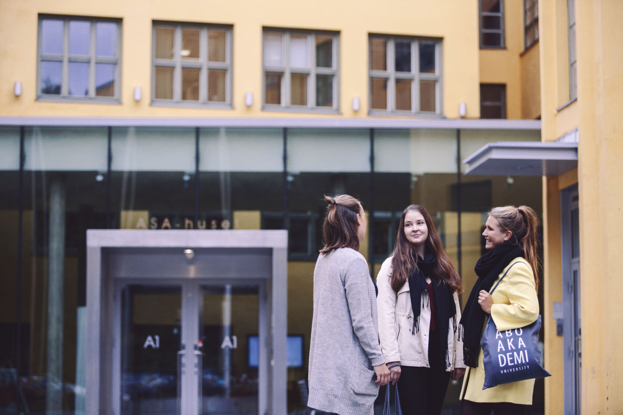 Studerande framför ASA-huset