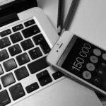 En smartphone med räknare och en bärbar dator.