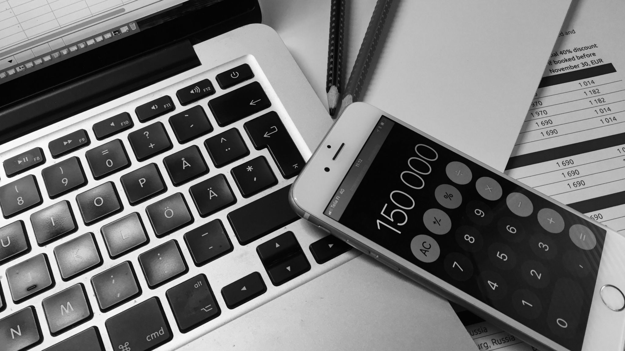 En smartphone med räknare och en bärbar dator.