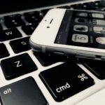 Tangentbord och en smartphone.