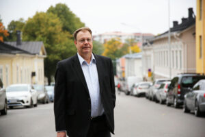 Professor Marko Joas står på en gata.