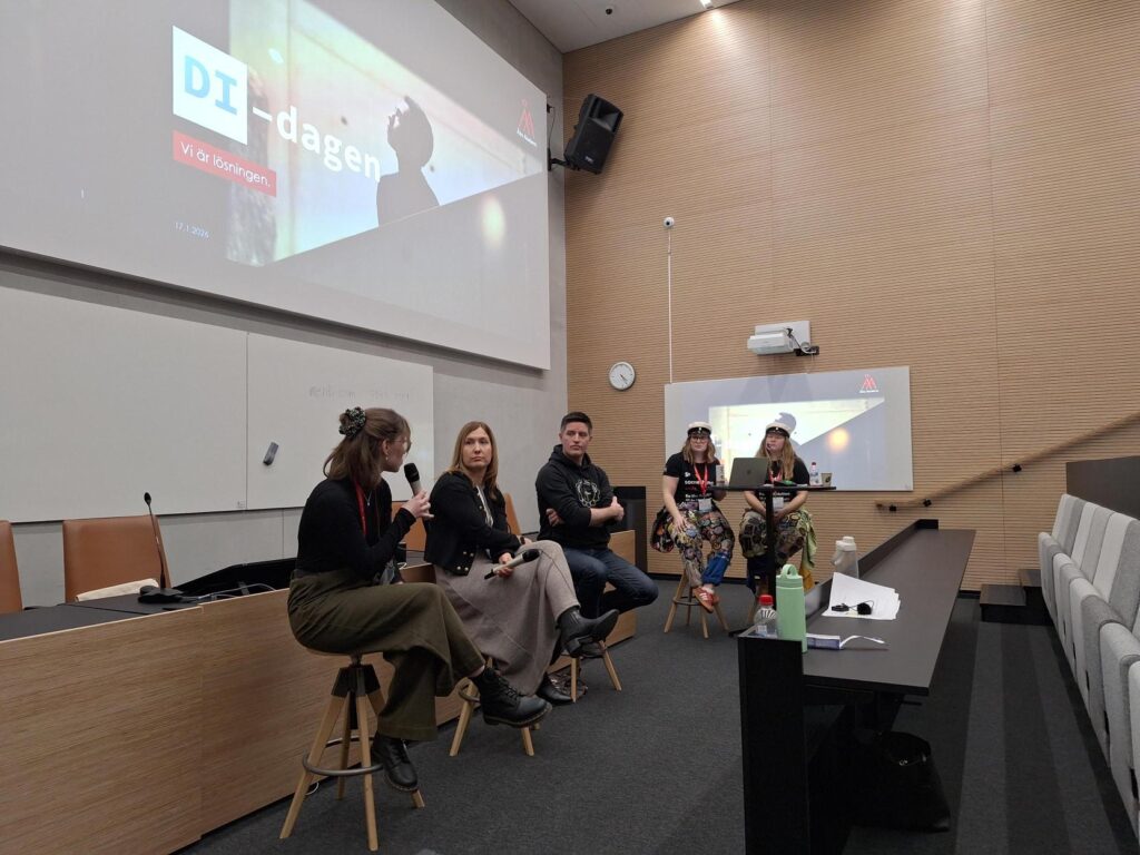 Alumnerna Wilma Lindqvist från Elomatic, Sophia von Haartman från Almaco Group och Mathias Johnsson från Hibox Systems deltar i en paneldiskussion under DI-dagen 2026.