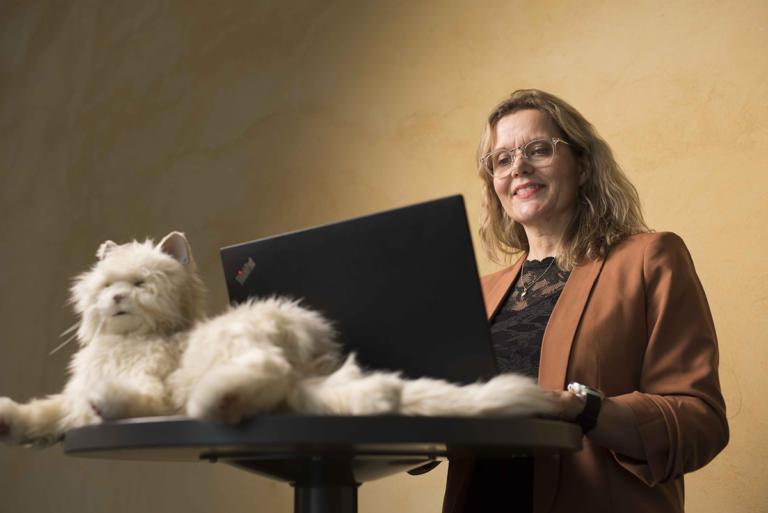 Linda Nyholm och robotkatt.