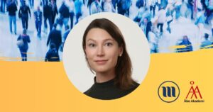 Rund porträttbild på Astrid Huopalainen. I bakgrunden uppe en folkmassa med suddiga människor. I bakgrunden nere gult och Minoritetsforskningens logo och ÅAs logo.