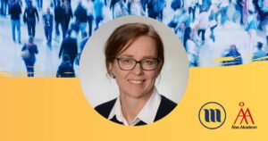 Rund porträttbild på Fredrica Nyqvist. I bakgrunden uppe en folkmassa med suddiga människor. I bakgrunden nere gult och Minoritetsforskningens logo och ÅAs logo.