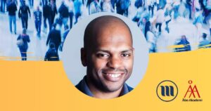 Rund porträttbild på Leonardo Da costa Custódio. I bakgrunden uppe en folkmassa med suddiga människor. I bakgrunden nere gult och Minoritetsforskningens logo och ÅAs logo.