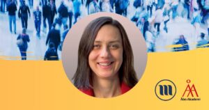 Rund porträttbild på Magdalena Kmak. I bakgrunden uppe en folkmassa med suddiga människor. I bakgrunden nere gult och Minoritetsforskningens logo och ÅAs logo.