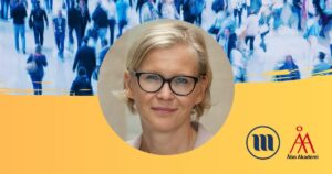 Rund porträttbild på Pamela Slotte. I bakgrunden uppe en folkmassa med suddiga människor. I bakgrunden nere gult och Minoritetsforskningens logo och ÅAs logo.