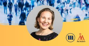 Rund porträttbild på Ruth Illman. I bakgrunden uppe en folkmassa med suddiga människor. I bakgrunden nere gult och Minoritetsforskningens logo och ÅAs logo.