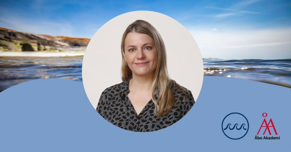 bild av Nina Tynkkynen mot av bakgrund av havet