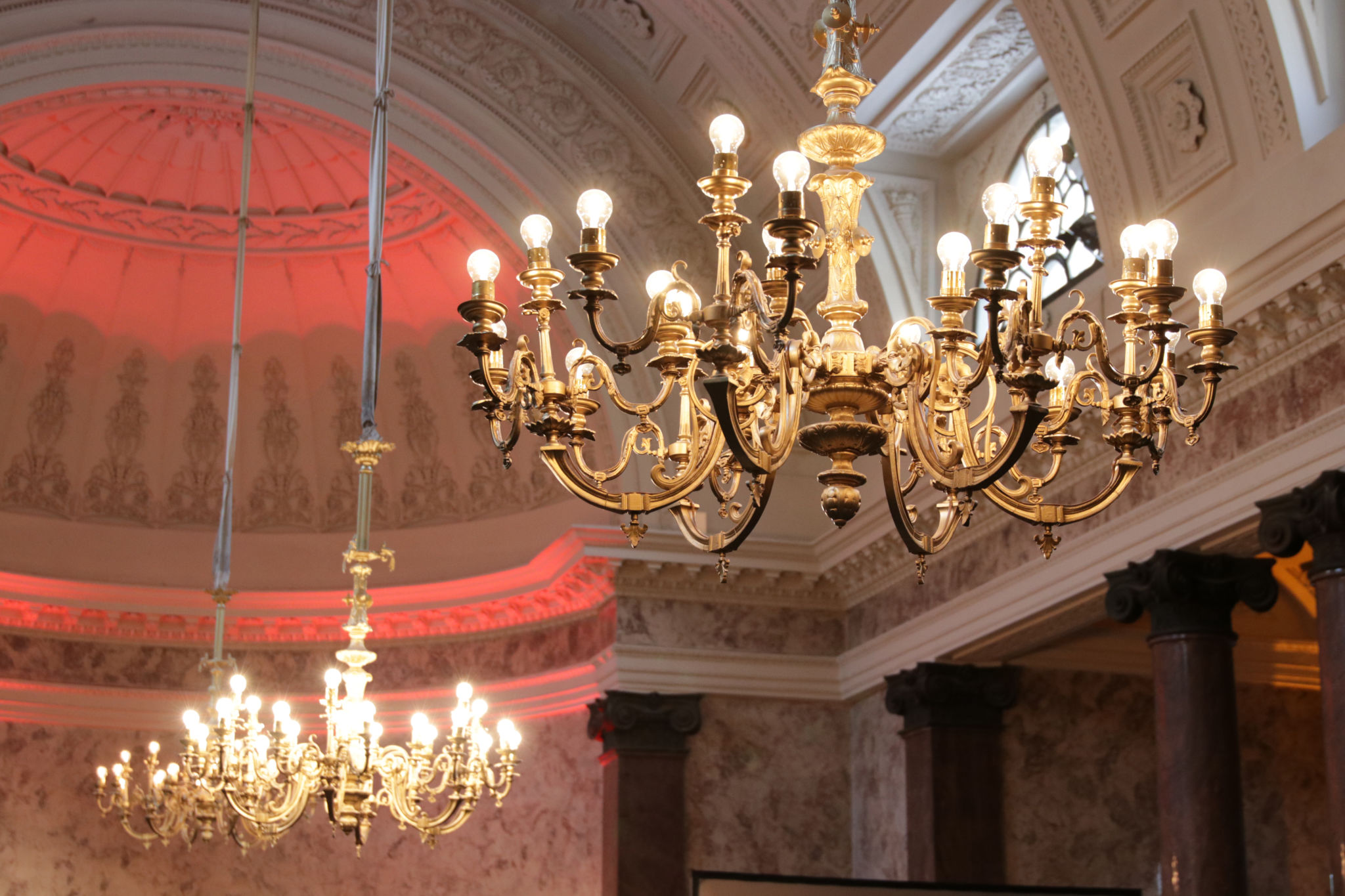 lysande takkronor i gamla akademihuset