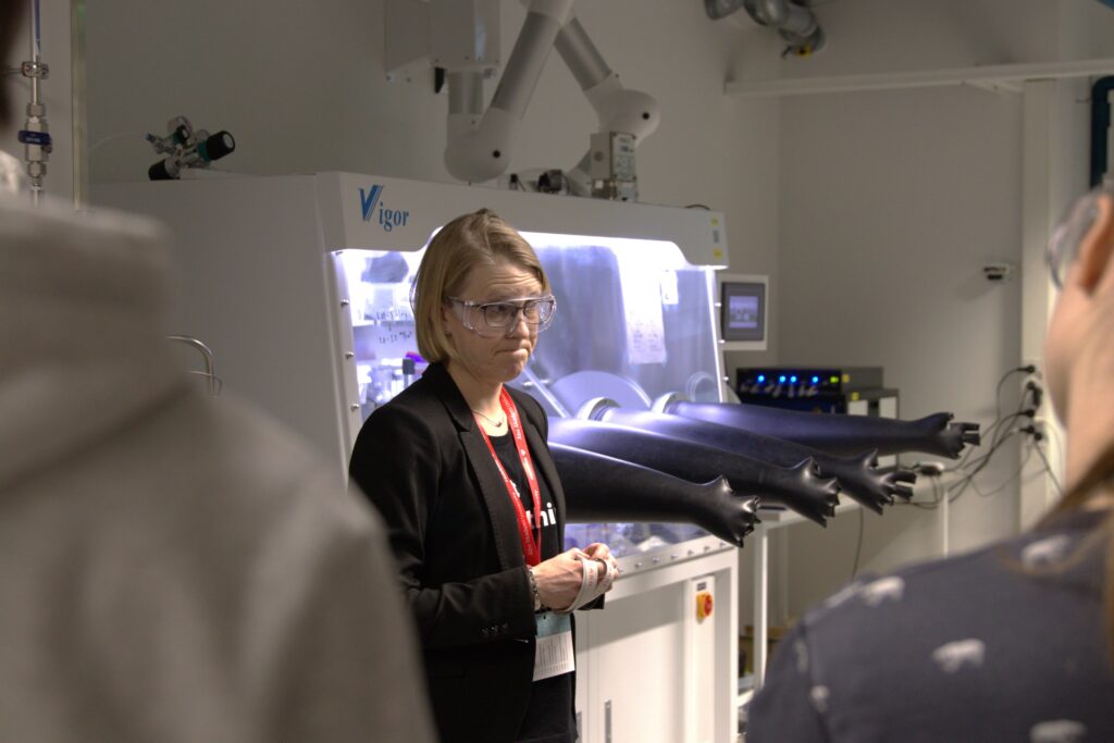 Tiina Saloranta-Simell berättar om forskning i laboratorium under DI-dagen 2026.